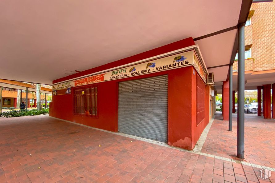 Retail for sale at Calle Embarcaciones, 4, Tres Cantos, Madrid, 28760 with window, building, road surface, wood, facade, brick, sidewalk, city, plant and asphalt around