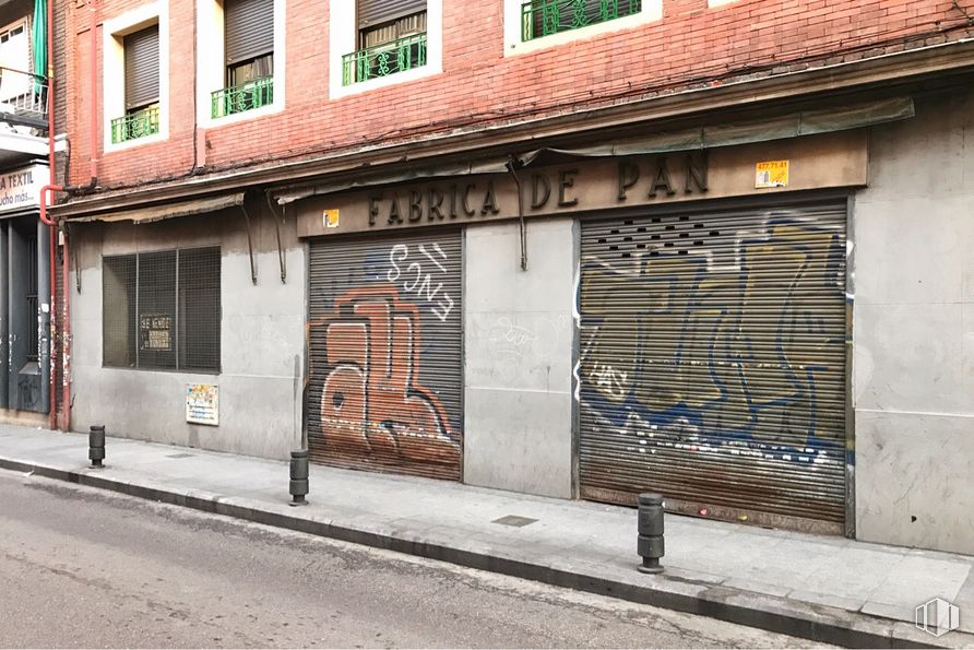 Retail for sale at Avenida Monte Igueldo, 77, Puente de Vallecas, Madrid, 28053 with window, building, road surface, wood, brick, fixture, asphalt, brickwork, sidewalk and road around