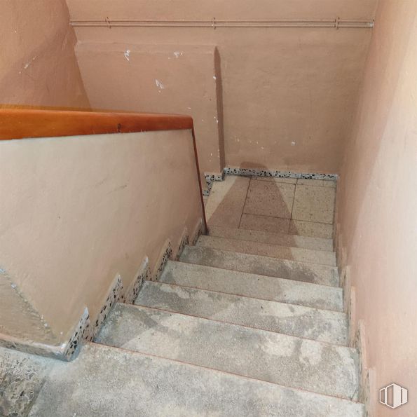 Retail for sale at Zona Centro, Piñuécar-Gandullas, Madrid, 28737 with property, wood, flooring, floor, composite material, gas, concrete, room, building material and stairs around