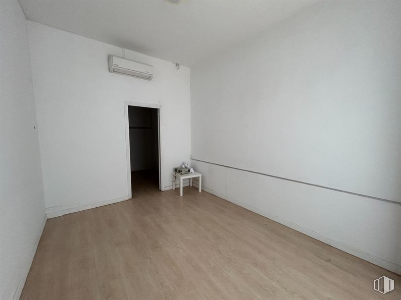 Retail for rent at Calle Divino Pastor, Centro, Madrid, 28004 with wood, hall, flooring, floor, hardwood, building, laminate flooring, wood stain, ceiling and plywood around