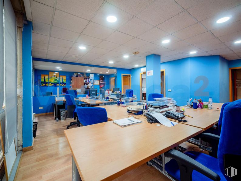 Office for sale at Zona Fuente del Berro, Salamanca, Madrid, 28028 with chair, furniture, table, building, blue, interior design, desk, leisure, flooring and event around