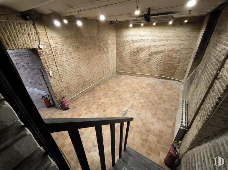 Retail for rent at Calle Apodaca, Centro, Madrid, 28004 with wall, flooring, floor, stairs, composite material, brick, brickwork, wood flooring, handrail and concrete around