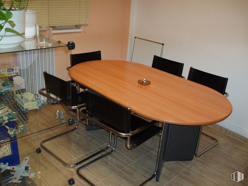 Office for rent at Calle Antonio López, 61, Carabanchel, Madrid, 28019 with chair, table, furniture, building, wood, desk, rectangle, conference room table, flooring and floor around