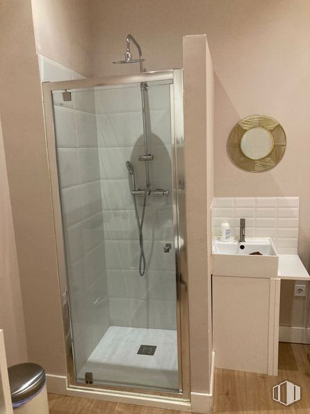 Retail for rent at Zona Centro, Azuqueca de Henares, Guadalajara, 19200 with mirror, sink, plumbing fixture, shower head, bathroom, shower door, fixture, tap, house and shower around