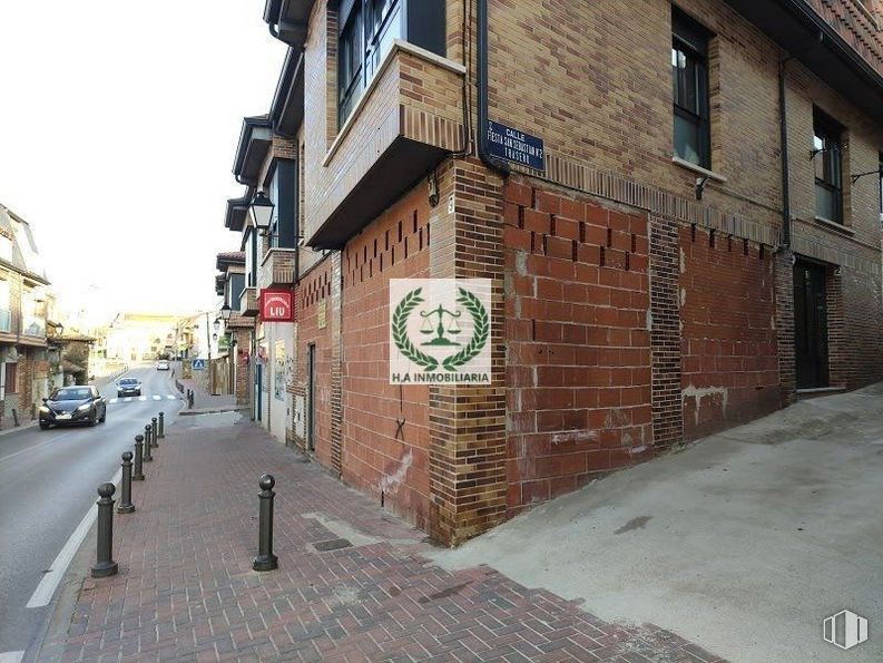 Retail for sale at Zona centro, Pedrezuela, Madrid, 28723 with window, building, road surface, brick, neighbourhood, asphalt, brickwork, wood, residential area and road around