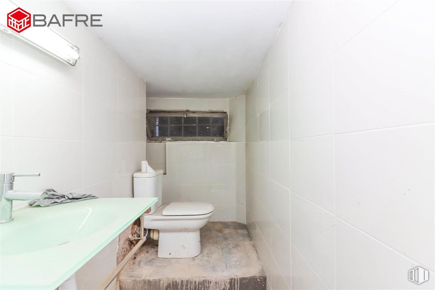 Industrial for sale at Calle Antonio Velasco Zazo, Usera, Madrid, 28026 with toilet, tap, countertop, window, property, sink, plumbing fixture, bathroom, bathroom sink and interior design around