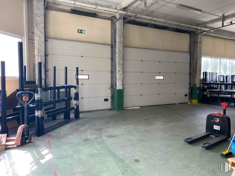 Industrial for sale at Zona industrial, Arganda del Rey, Madrid, 28500 with building, floor, wood, flooring, gas, physical fitness, machine, service, metal and engineering around