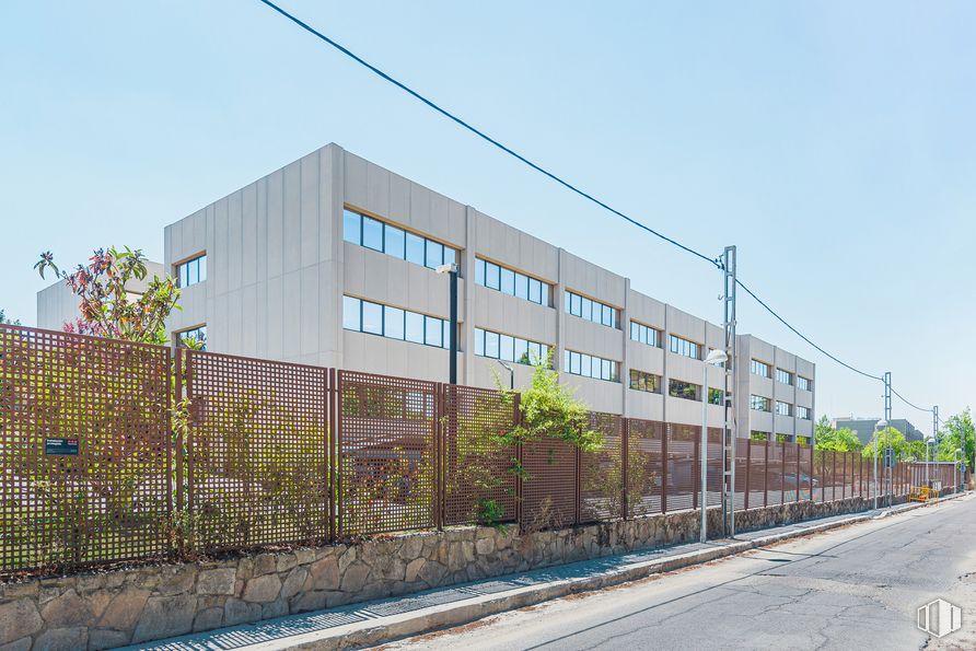 Oficina en alquiler en Calle Gobelas, 35-37, Moncloa - Aravaca, Madrid, 28023 con edificio, cielo, planta, terreno, diseño urbano, barrio, electricidad, superficie de la carretera, árbol y zona residencial alrededor