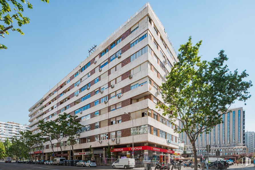 Oficina en alquiler en Calle Orense, 26, Tetuán, Madrid, 28020 con edificio, cielo, rascacielos, rueda, infraestructura, árbol, bloque torre, diseño urbano, coche y condominio alrededor