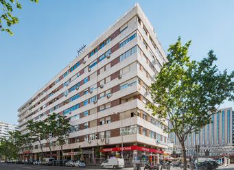 Oficina en alquiler en Calle Orense, 26, Tetuán, Madrid, 28020 con edificio, cielo, rascacielos, rueda, infraestructura, árbol, bloque torre, diseño urbano, coche y condominio alrededor