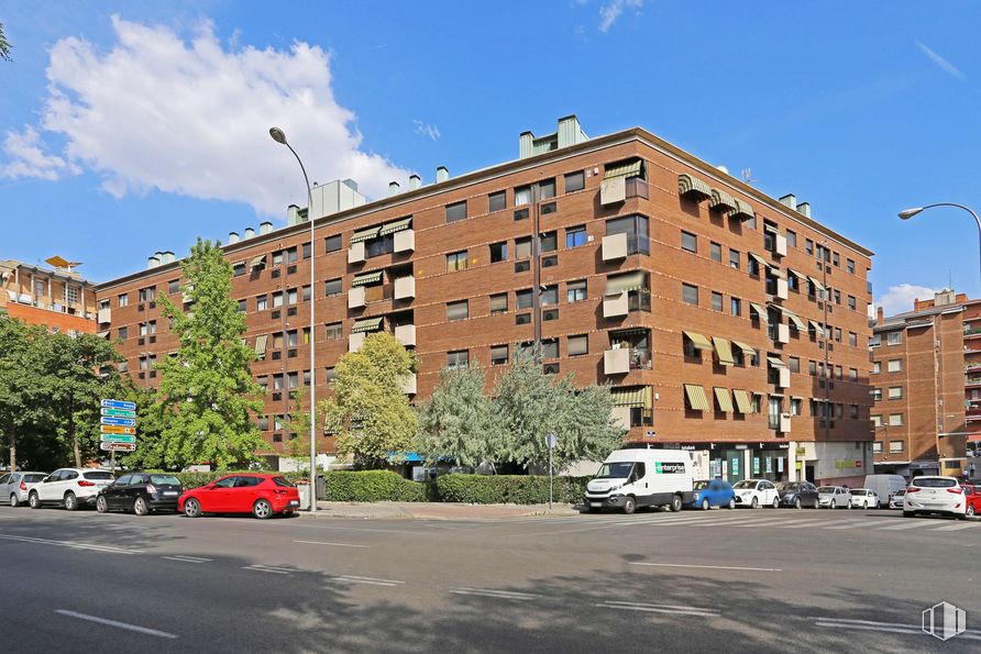 Retail for sale at Avenida Badajoz, 22, Ciudad Lineal, Madrid, 28027 with building, car, sky, cloud, property, window, street light, wheel, vehicle and plant around