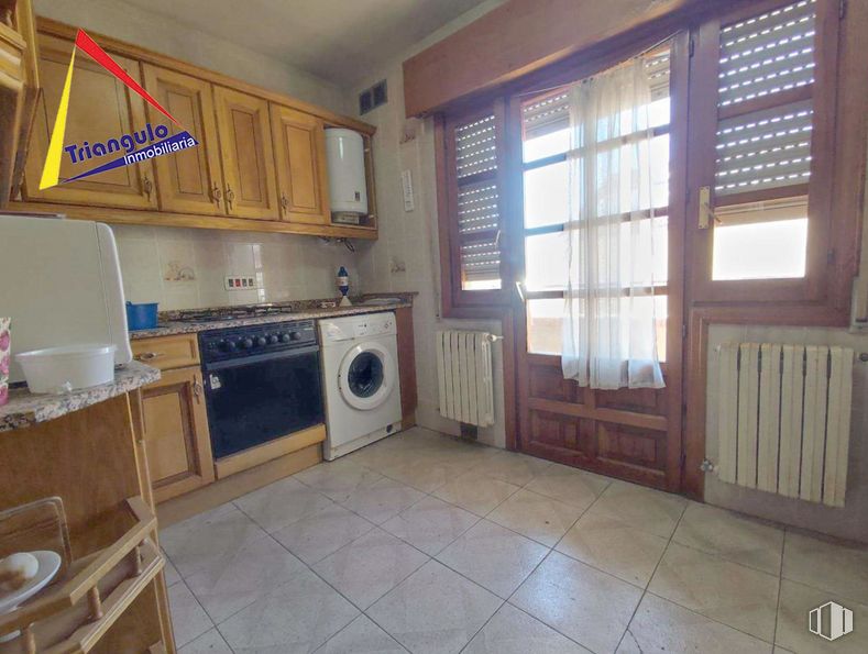 Retail for sale at Calle Tejedores, Segovia, 40004 with cabinetry, washing machine, home appliance, window blind, window, laundry room, kitchen stove, kitchen appliance, wood and gas stove around