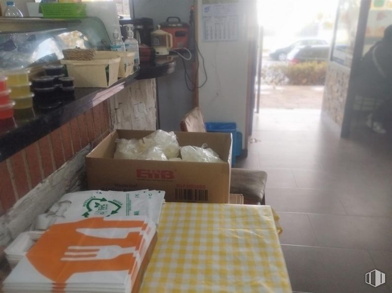 Local en alquiler en Calle Ugena, Carabanchel, Madrid, 28025 con Código de barras 1d, caja, caja de envío, envases de cartón, envasado y etiquetado, materiales de embalaje, plástico, cartón y entrega de paquetes alrededor