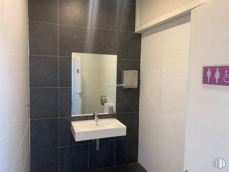 Retail for rent at Calle Agustín Rodríguez Sahagun, Ávila, 05003 with sink, hand dryer, mirror, building, tap, property, plumbing fixture, bathroom sink, bathroom and house around