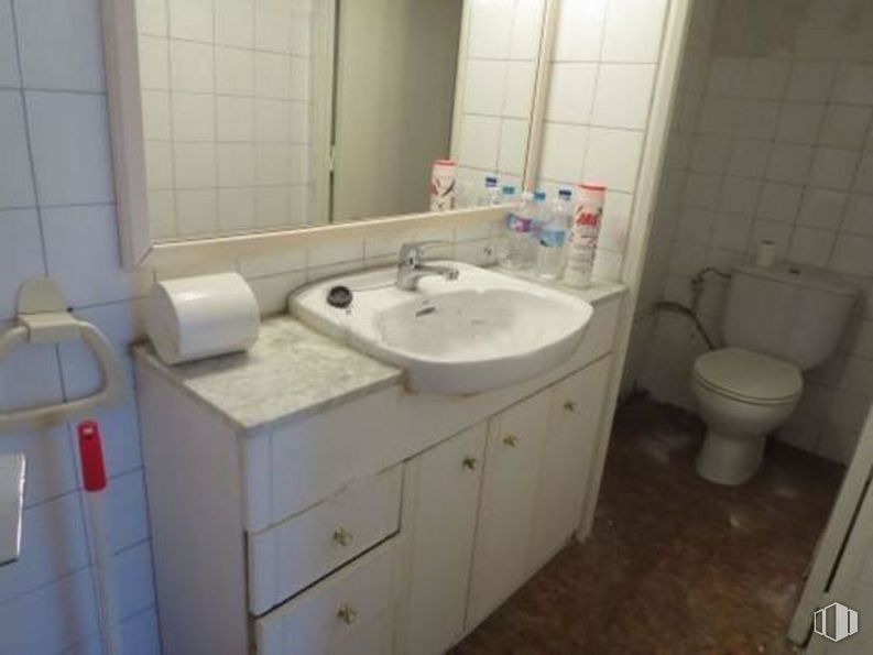 Local en venta en Plaza Puerto de la Cruz, Fuencarral - El Pardo, Madrid, 28029 con inodoro, fregadero, mueble de baño, grifo, lavabo de baño, espejo, accesorio de fontanería, ebanistería, baño y morado alrededor