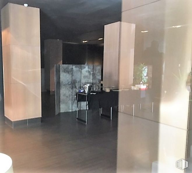 Retail for rent at Calle Basílica, 20, Tetuán, Madrid, 28020 with wardrobe, furniture, table, building, interior design, automotive design, wood, flooring, floor and fixture around