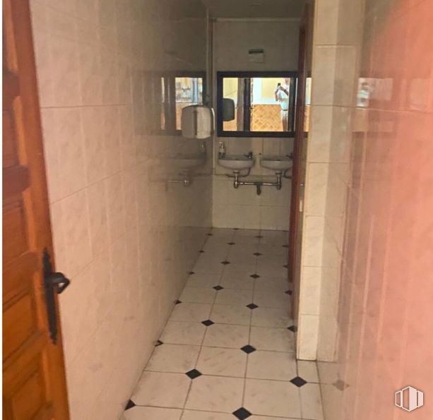 Retail for rent at Zona Centro, Nambroca, Toledo, 45190 with door, fixture, tile flooring, wood, interior design, flooring, floor, house, building and hardwood around