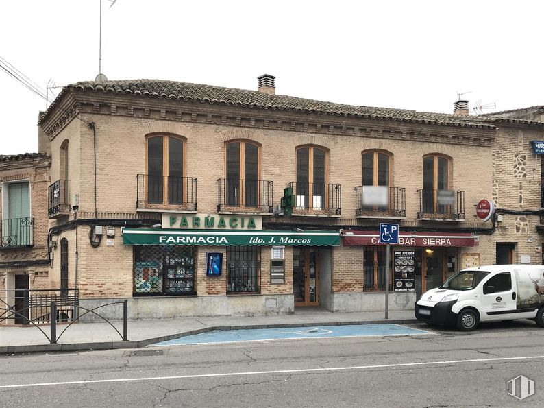 Office for rent at Calle Cardenal Tavera, Toledo, 45003 with van, building, window, vehicle, car, sky, wheel, tire, road and facade around