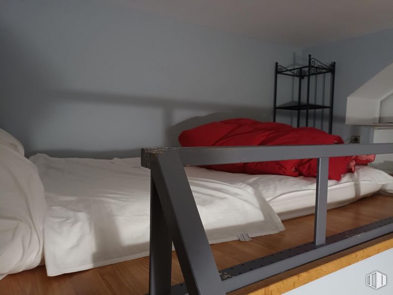 Retail for sale at Calle Espejo, 2, Centro, Madrid, 28013 with bed, furniture, comfort, building, textile, wood, bed frame, shade, bunk bed and floor around