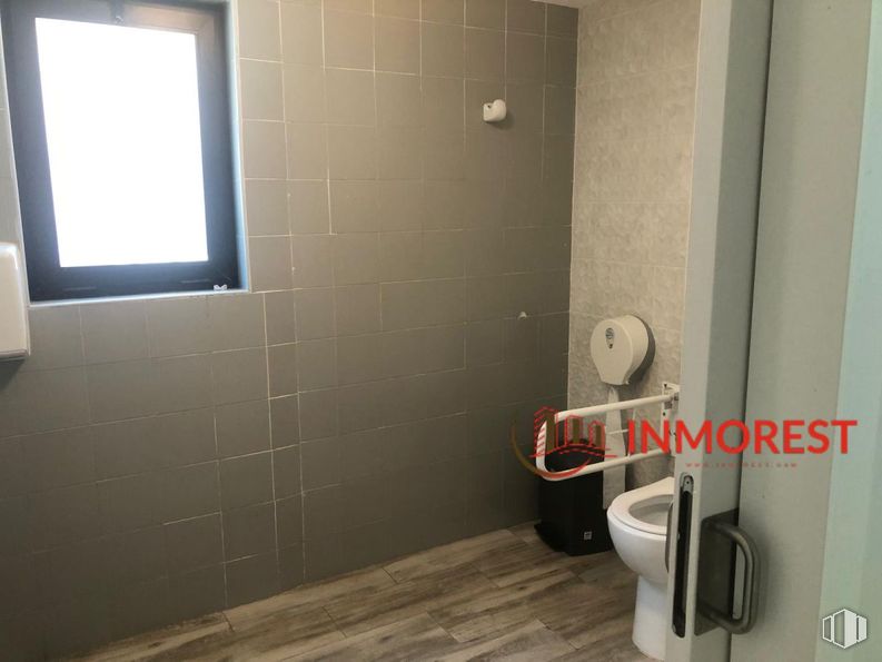 Retail for rent at Calle Doctor Marañón, Majadahonda, Madrid, 28220 with window, toilet, property, building, fixture, wood, plumbing fixture, flooring, door and floor around