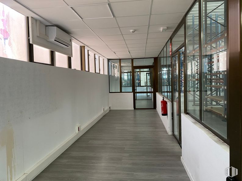 Nave en venta en Edificio Cristal, Avenida Somosierra, 12, San Sebastián de los Reyes, Madrid, 28700 con accesorio, pasillo, edificio, diseño de interiores, suelo, piso, madera, techo, vidrio y fachada alrededor