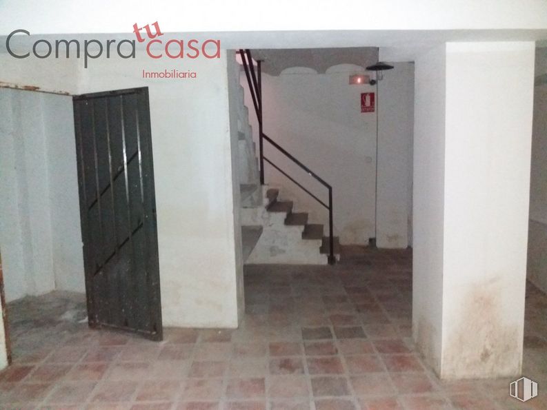 Local en venta en Calle Teniente Ochoa, Segovia, 40002 con puerta, armario, accesorio, suelo, piso, madera, material compuesto, gas, material de construcción y hormigón alrededor