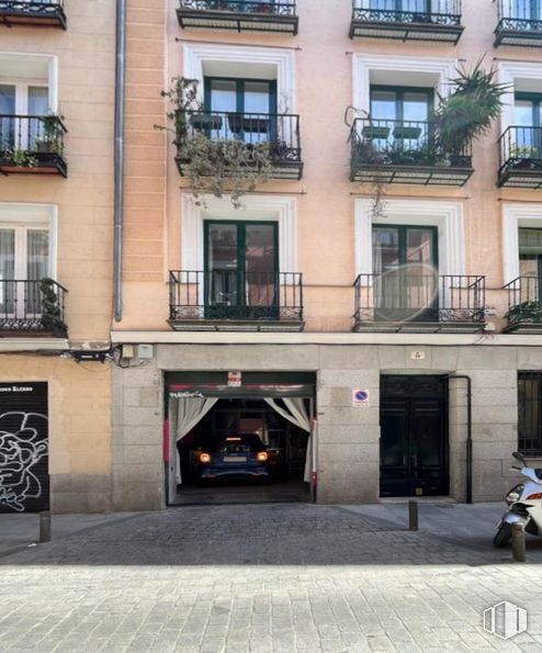 Retail for rent at Calle Juan de Herrera, Centro, Madrid, 28013 with window, door, motorcycle, house, building, property, plant, tire, wheel and vehicle around