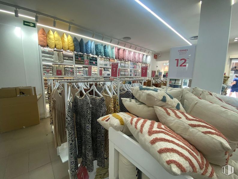 Local en venta en Calle Alcalá, Ciudad Lineal, Madrid, 28027 con almohada, ropa, persona, interiorismo, estante, percha, venta al por menor, diseño automovilístico, suelos y ropa deportiva alrededor