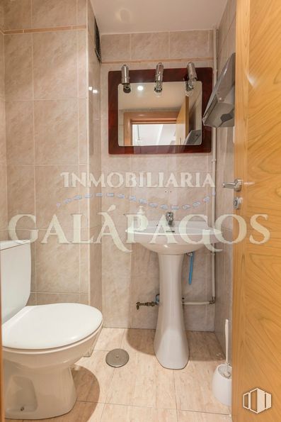 Oficina en alquiler en Calle Dulcinea, 69, Tetuán, Madrid, 28020 con inodoro, fregadero, espejo, propiedad, grifo, accesorios de fontanería, lavabo, cuarto de baño, asiento del inodoro y interiorismo alrededor