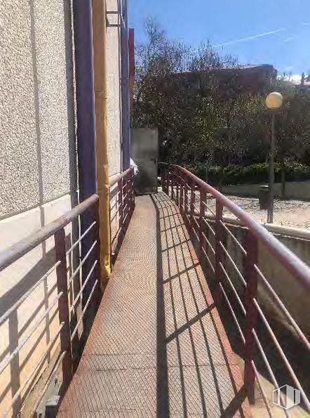 Local en alquiler y venta en Centro Comercial La Rotonda, Plaza Toro, 1, Tres Cantos, Madrid, 28760 con puente, propiedad, luz de la calle, madera, cielo, valla, superficie de la carretera, material compuesto, edificio y árbol alrededor