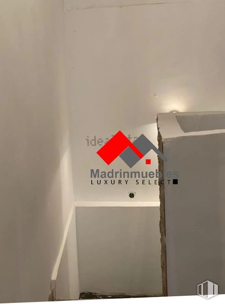 Retail for sale at Calle Redondilla, Centro, Madrid, 28005 with rectangle, material property, font, gas, fixture, composite material, flooring, room, ceiling and carmine around