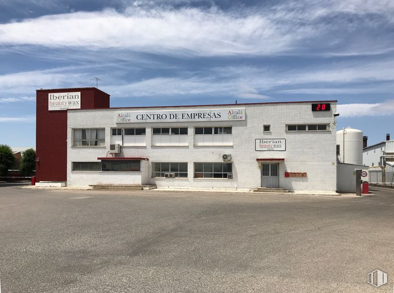 Oficina en alquiler en Avenida de Madrid, 48, Alcalá de Henares, Madrid, 28802 con edificio, nube, cielo, ventana, puerta, planta, asfalto, accesorio, edificio comercial y fachada alrededor