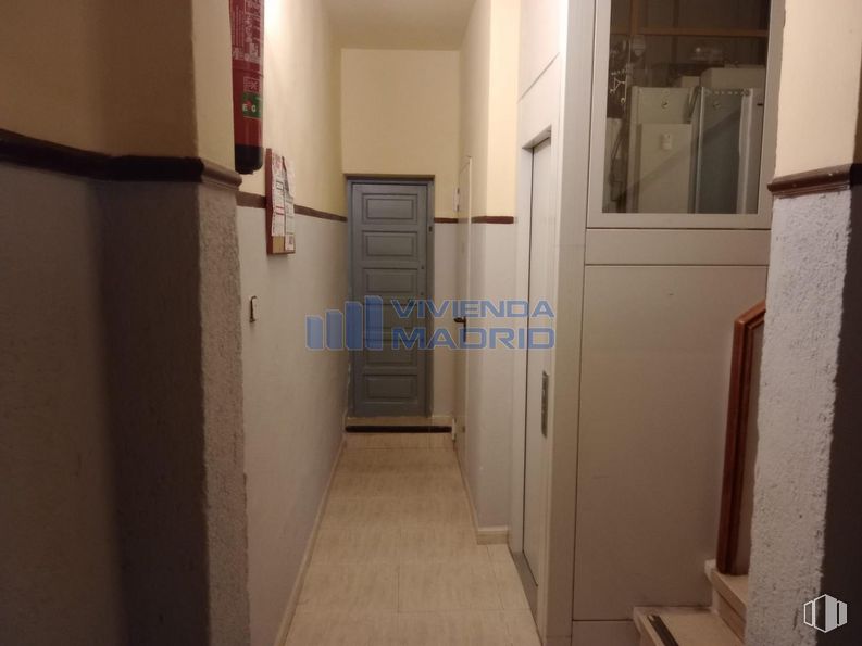 Local en alquiler y venta en Calle Inmaculada Concepción, Carabanchel, Madrid, 28019 con puerta, edificio, accesorio, asa, suelos, suelo, madera, casa, habitación y techo alrededor