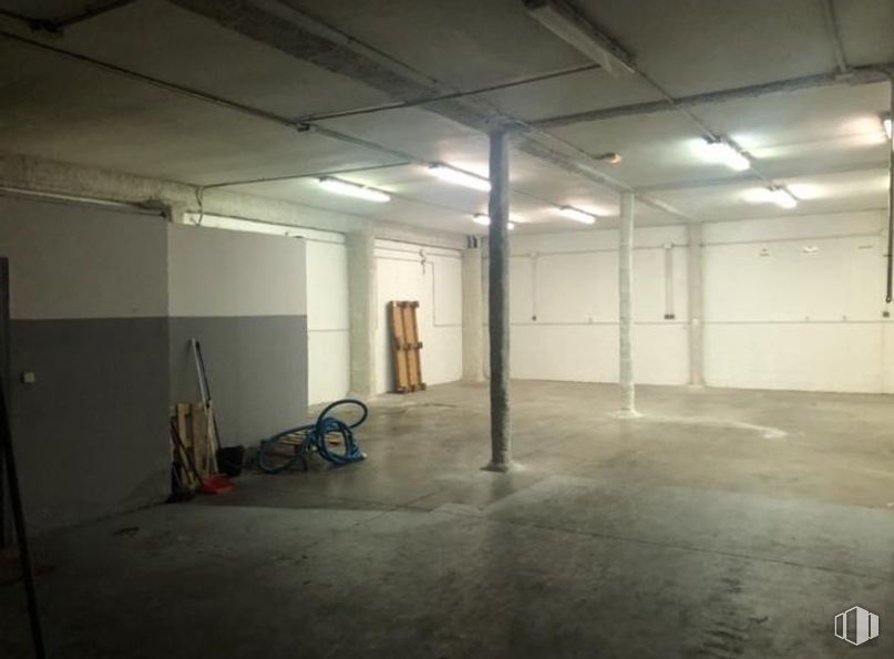 Industrial for sale & for rent at Calle Senda Galiana, 16, Coslada, Madrid, 28820 with wheel, flooring, floor, ceiling, basement, hall, fluorescent lamp, electrical supply, parking and steel around