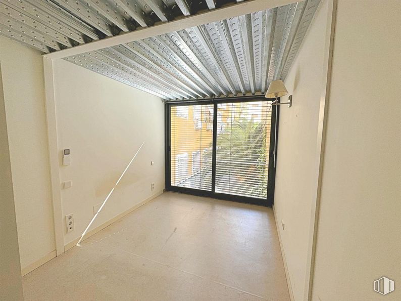 Local en venta en Zona Arapiles, Chamberí, Madrid, 28015 con lámpara, persiana de la ventana, ventana, edificio, madera, hall, sombra, suelo, suelos y madera dura alrededor