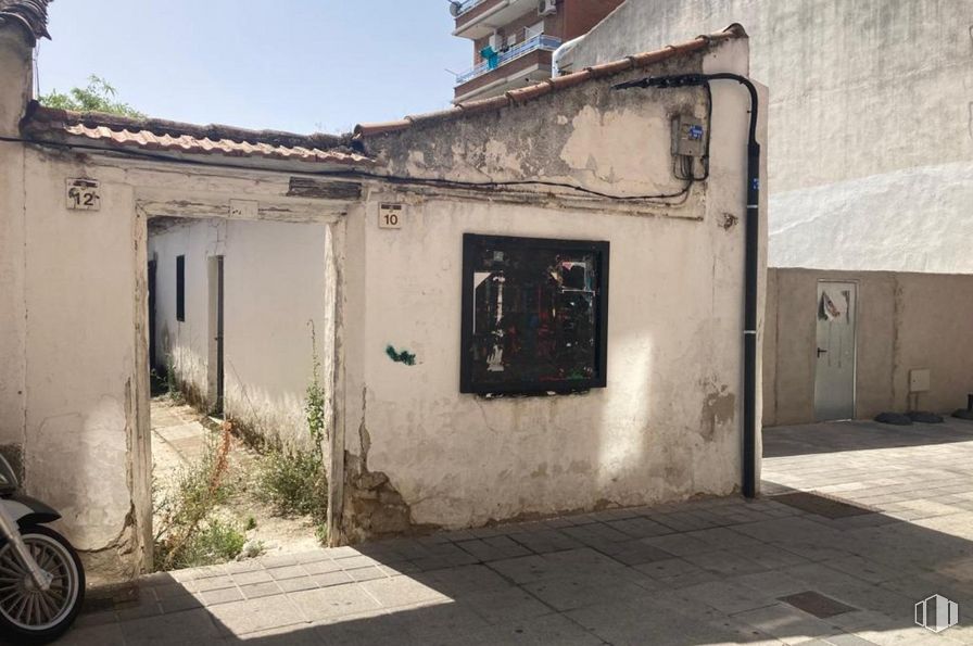 Suelo en venta en Centro Griñón, Griñón, Madrid, 28971 con neumático, puerta, rueda, ventana, motocicleta, planta, cielo, edificio, casa y inmobiliario alrededor