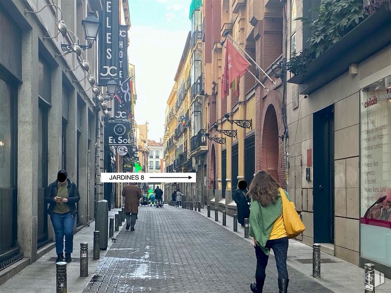 Local en venta en Calle Jardines, 8, Centro, Madrid, 28013 con persona, vaqueros, pantalones, ropa de calle, equipaje y bolsos, edificio, durante el día, cielo, ventana y superficie de la carretera alrededor