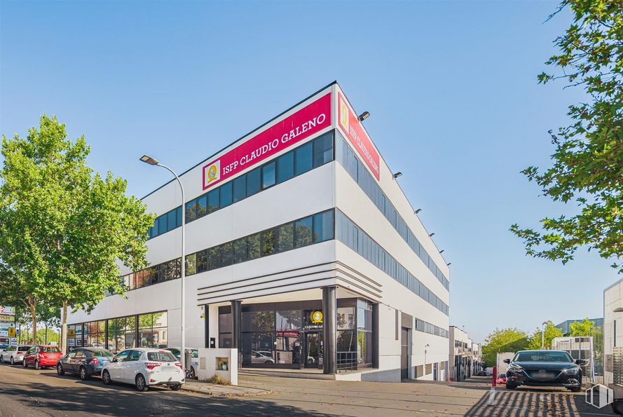 Oficina en alquiler en Edificio Inbisa, Avenida Pirineos, 7, San Sebastián de los Reyes, Madrid, 28700 con coche, edificio, cielo, rueda, luz de estacionamiento, neumático, vehículo, árbol, diseño urbano y edificio comercial alrededor