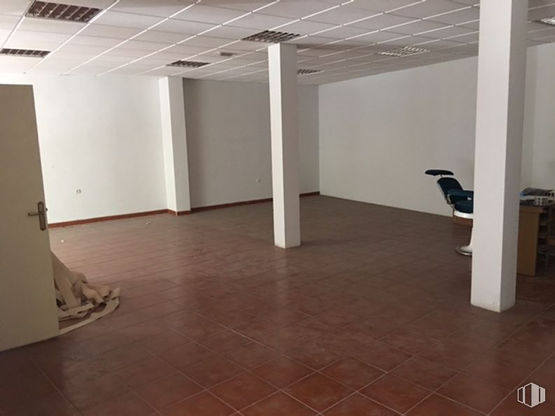 Office for sale at Calle Corredera del Cristo, 36, Talavera de la Reina, Toledo, 45600 with furniture, door, wood, interior design, flooring, floor, hardwood, laminate flooring, beige, wood stain, varnish and plywood around