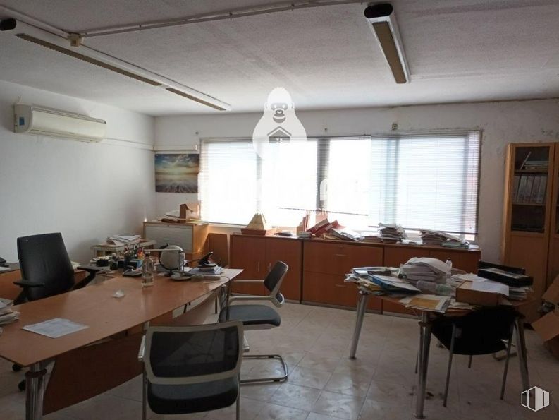 Industrial for sale & for rent at Polígono industrial El Guijar, Arganda del Rey, Madrid, 28500 with chair, desk, table, furniture, window, wood, flooring, ceiling, hardwood and event around