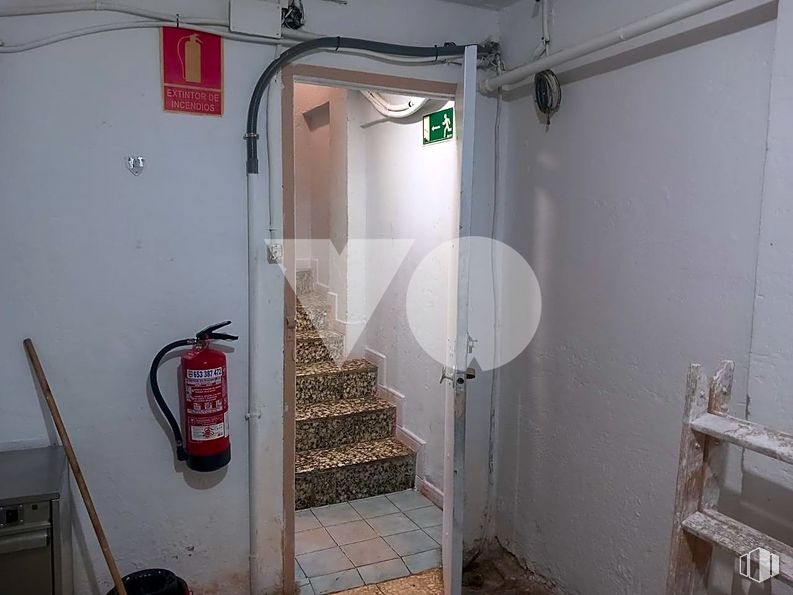 Retail for sale & for rent at Calle José Arcones Gil, Ciudad Lineal, Madrid, 28017 with packaged goods, fire extinguisher, interior design, wood, fixture, floor, wall, building, gas and flooring around