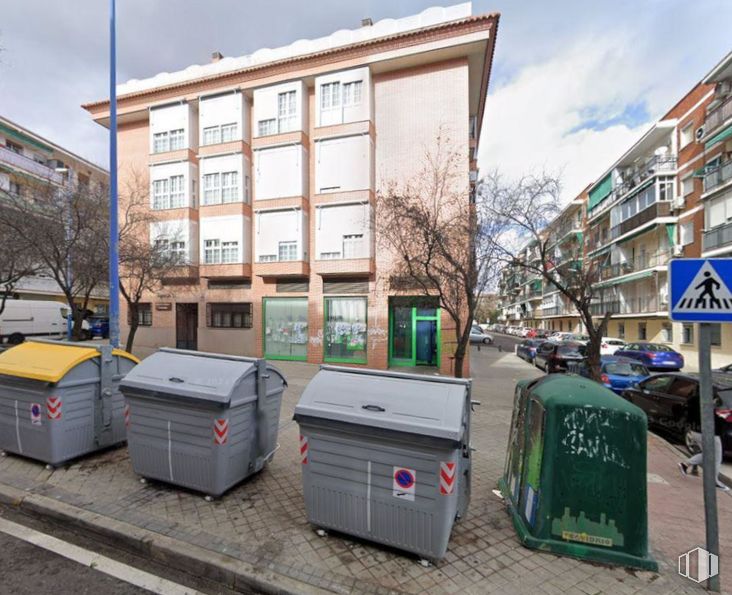 Retail for sale at Calle Margarita, 15, Leganés, Madrid, 28912 with waste container, building, car, traffic sign, window, sky, cloud, waste containment, road surface and tree around