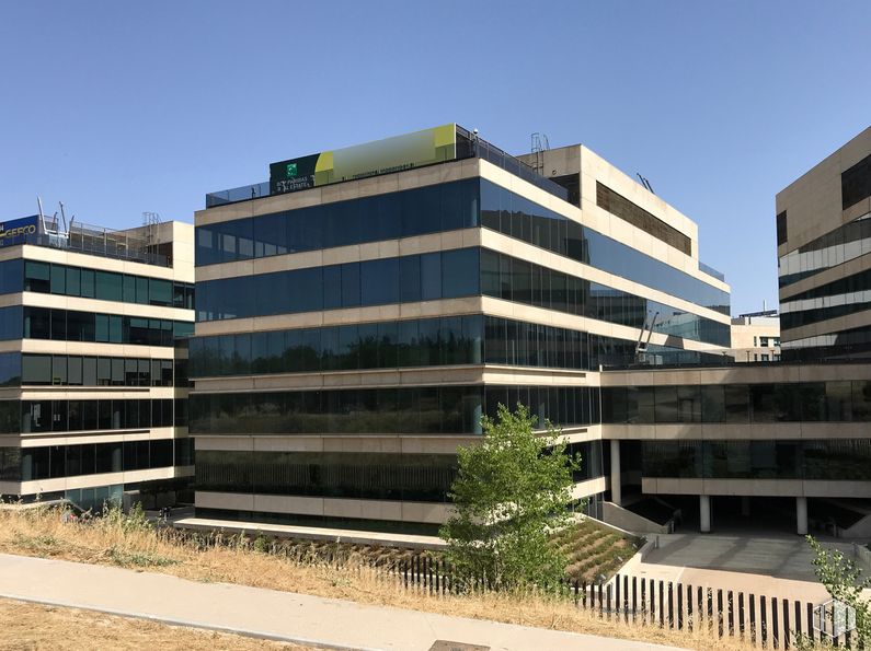 Oficina en alquiler en Edificio B, Avenida Transición Española, 34, Alcobendas, Madrid, 28100 con edificio, cielo, tiempo de día, propiedad, árbol, bloque de pisos, diseño urbano, edificio comercial, rectángulo y barrio residencial alrededor