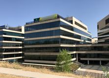 Office for rent at Edificio B, Avenida Transición Española, 34, Alcobendas, Madrid, 28100 with building, sky, daytime, property, tree, tower block, urban design, commercial building, rectangle and residential area around