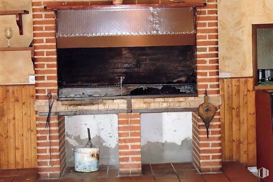 Retail for sale at Cuatro Postes, Ávila, 05002 with fireplace, brown, property, hearth, wood, building, brickwork, brick, floor and kitchen around