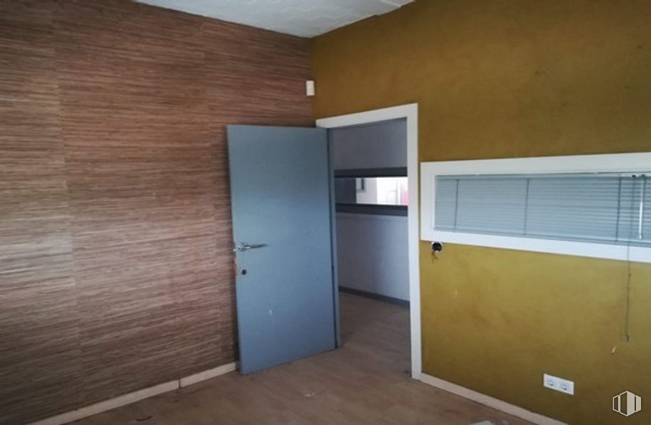 Nave en venta en Avenida Castilla La Mancha, 18, Alcolea de Tajo, Toledo, 45571 con puerta, persiana de la ventana, accesorio, madera, diseño de interiores, piso, pintura, tinte para madera, suelo y madera alrededor