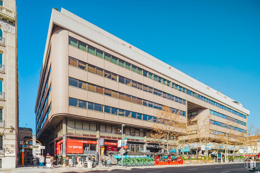 Oficina en alquiler en Calle Serrano, 41-45, Salamanca, Madrid, 28001 con edificio, cielo, día, ventana, bloque de torre, diseño urbano, arquitectura, luz de la calle, condominio y barrio alrededor