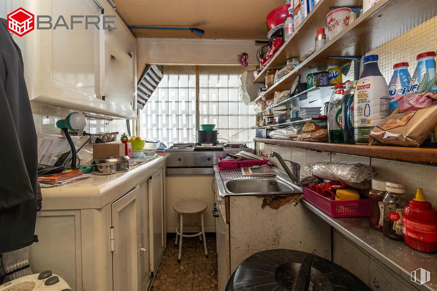 Retail for sale at Calle Ebanistería, San Blas - Canillejas, Madrid, 28037 with bottle, kitchen, major appliance, kitchen appliance, shelf, countertop, shelving, cabinetry, room and home appliance around