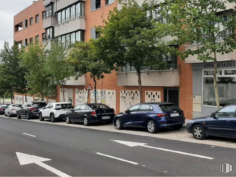 Retail for rent at Calle Alonso Zamora Vicente, San Sebastián de los Reyes, Madrid, 28700 with car, building, automotive parking light, wheel, land vehicle, tire, property, vehicle, window and tree around