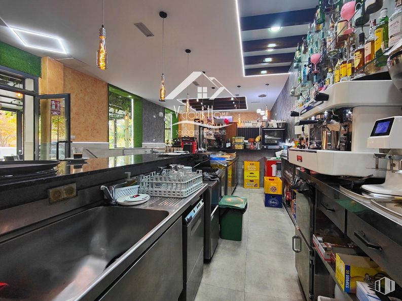 Retail for sale & for rent at Zona Portazgo, Puente de Vallecas, Madrid, 28038 with lighting, interior design, restaurant, countertop, retail, glass, ceiling, shelf, light fixture and bar around